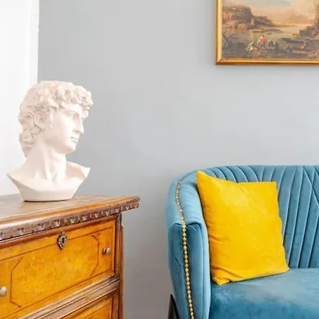 Urban Oasis In Front Of Duomo Di