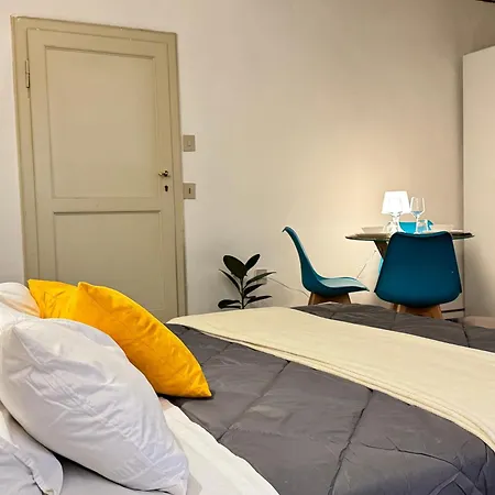 Urban Oasis In Front Of Duomo Di