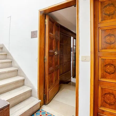 Urban Oasis In Front Of Duomo Di