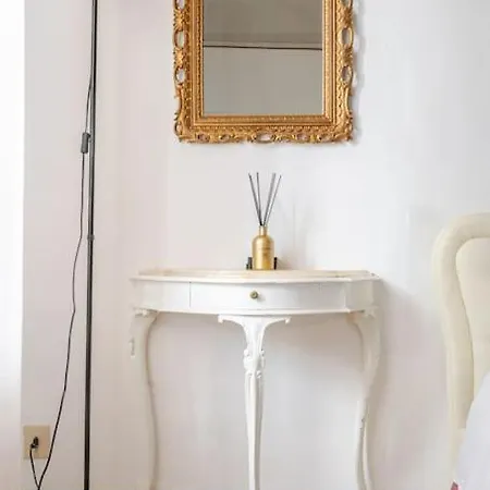 Urban Oasis In Front Of Duomo Di *