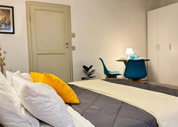 Urban Oasis In Front Of Duomo Di