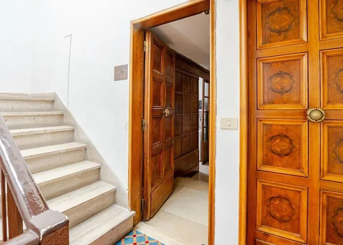 Urban Oasis In Front Of Duomo Di