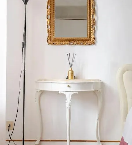 Urban Oasis In Front Of Duomo Di *