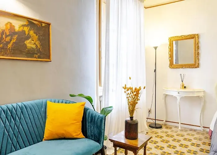 Urban Oasis In Front Of Duomo Di Pérouse