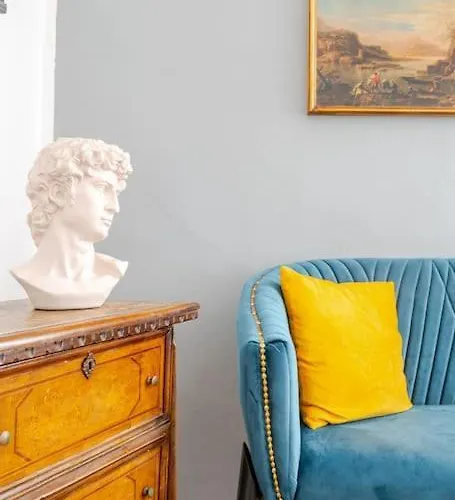 Urban Oasis In Front Of Duomo Di