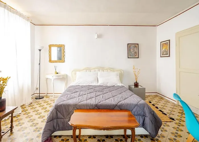 Urban Oasis In Front Of Duomo Di Pérouse