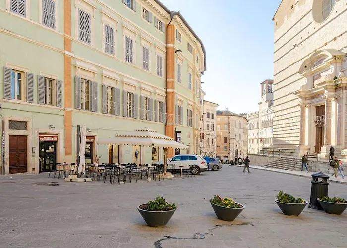 Urban Oasis In Front Of Duomo Di